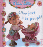 Lilou joue à la poupée