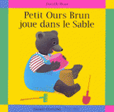 Petit Ours Brun joue dans le Sable