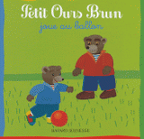 Petit Ours Brun joue au ballon