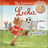 Lola joue au football