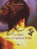 La main dans sa tignasse brune
