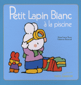 Petit Lapin Blanc à la piscine