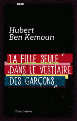 La fille seule dans le vestiaire des garçons
