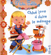 Chloé joue à faire le ménage