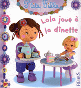 Lola joue à la dînette