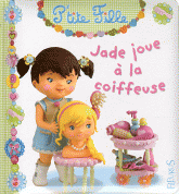 Jade joue à la coiffeuse