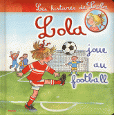 Lola joue au football