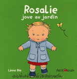 Rosalie joue au jardin