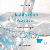 La tasse d'eau chaude à la santé de la vie. Rituel ayurvédique